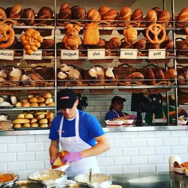 Os padeiros fazem pão de massa fermentada na Boudin Bakery, em São Francisco.